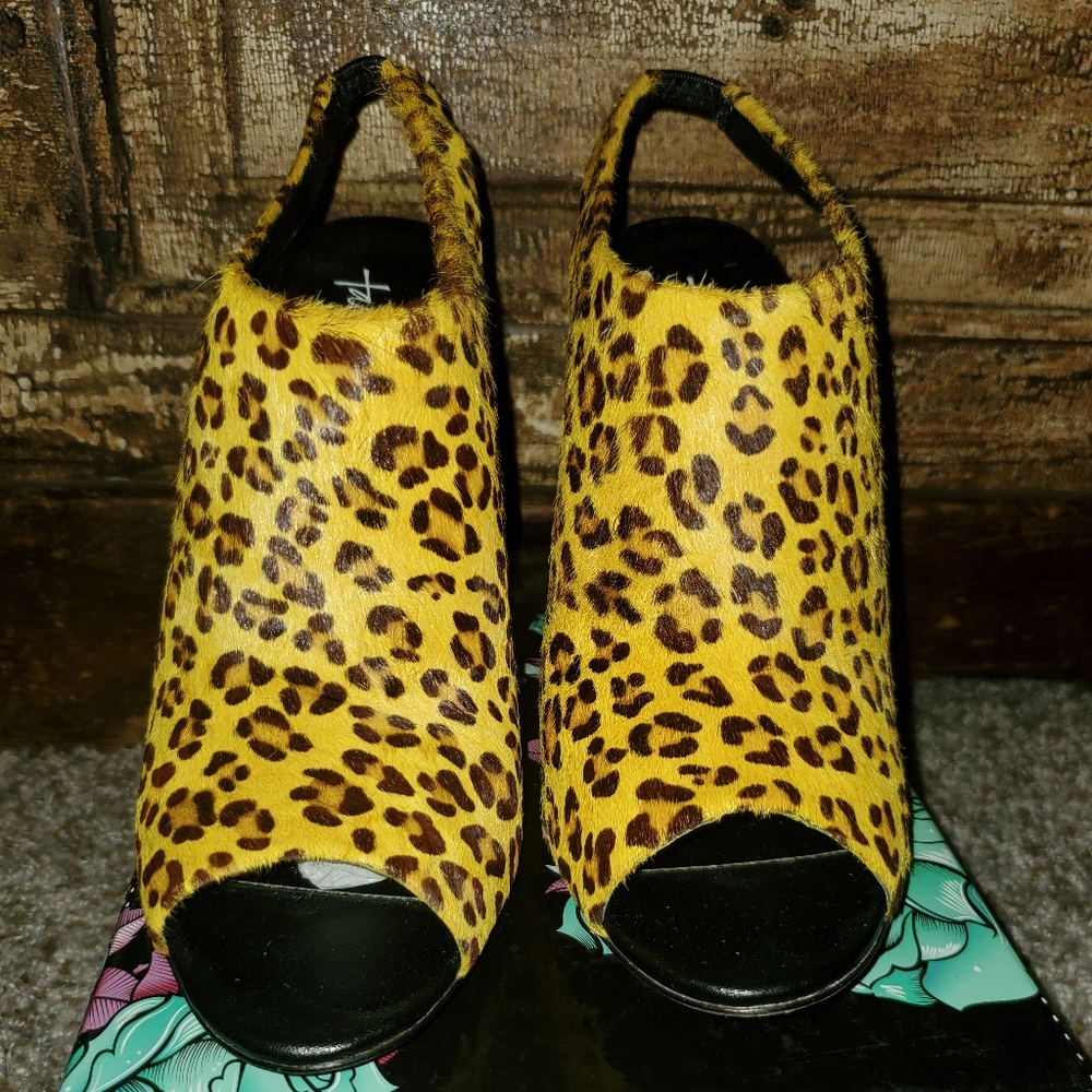 Taylor Says PAIGE Peep Toe Slingback LEOPARD Sandal